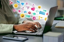 Omega Connect crée vos campagnes sur les réseaux sociaux, gère le community management et assure l'animation et la modération de votre ecosysteme social media.